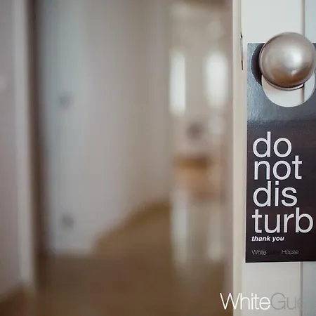 White פניש