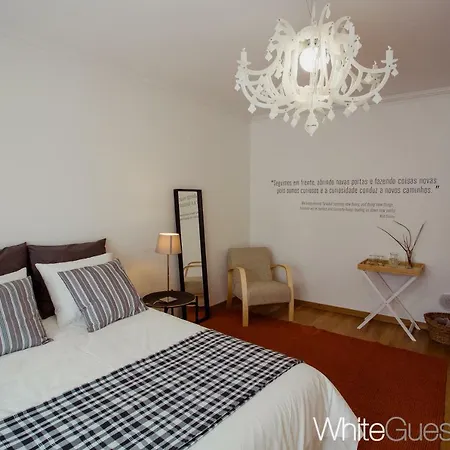 White * פניש