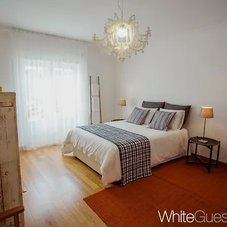 White * פניש